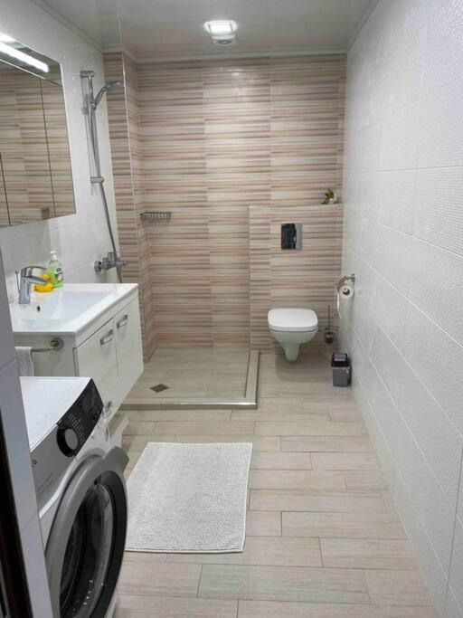 Sunny Spacious Apartment In A Great Location Kazanlŭk Extérieur photo