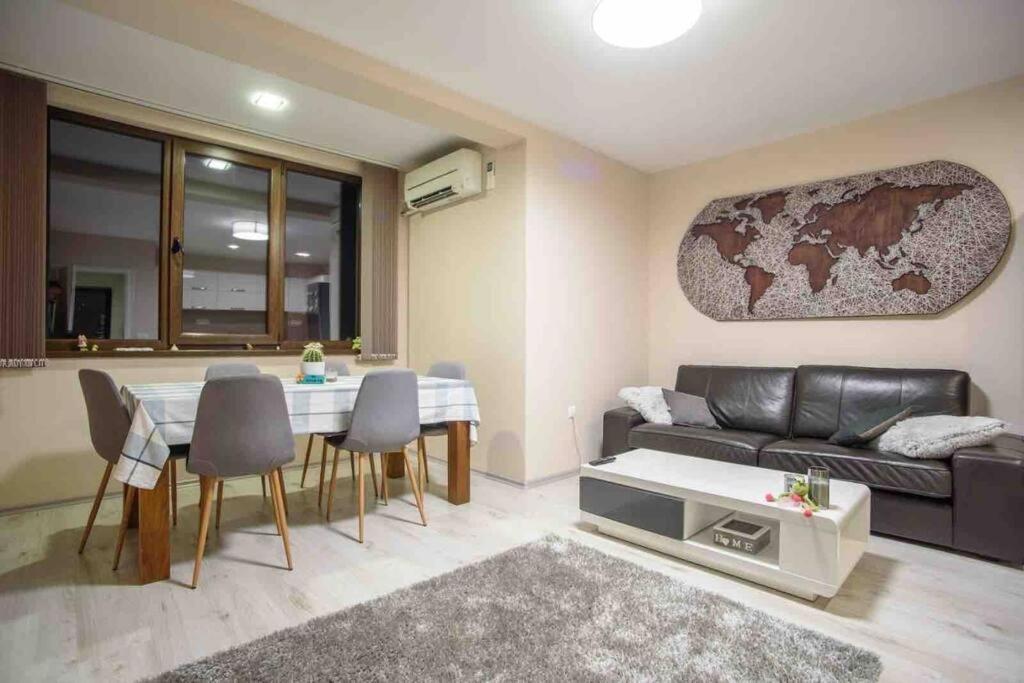 Sunny Spacious Apartment In A Great Location Kazanlŭk Extérieur photo